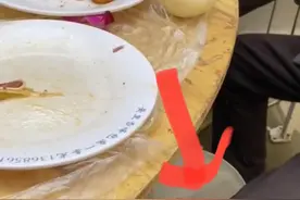 农村吃酒席，刚上桌的菜就被大爷用桶打包走，网友：让主人退礼金图片