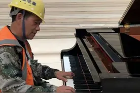 在工地上“致爱丽丝”，57岁的农民工老易有个音乐梦图片