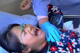 9岁女孩双腿被公交车碾压，面临截肢的风险，母亲该如何选择？图片