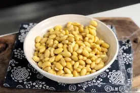 入秋后，黄豆和猪蹄是绝配，高蛋白高钙，简单炖一炖，好吃又润燥图片