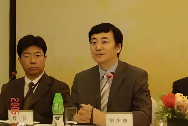 刘亦菲的妈妈刘晓莉：两婚两离，至今单身，长得比女儿还漂亮