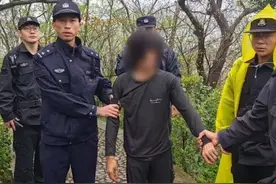 大爷晨练发现山上一座老坟棺材里躺着活人，警方核查身份发现竟为在逃人员图片