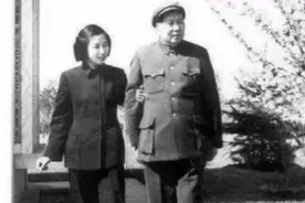 76年中办让李讷领回毛主席遗产，李讷落泪：这是父亲唯一留给我的图片