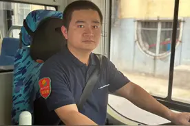 暖心40秒，公交驾驶员原地等候乘客上车图片