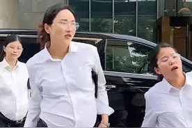 女生模仿油腻男，狠狠拿捏“油腻精髓”！图片