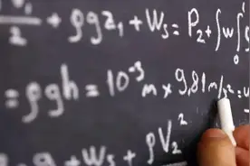 印度天才数学家只活了33岁，但留下3900个怪异公式，解析黑洞秘密图片