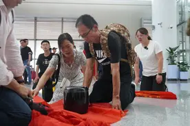 去世37年后，台湾老兵魂归故里，山东八旬女儿跪迎父亲图片