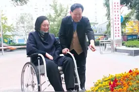 妻子因地震高位截瘫，怒推飞行员丈夫逼离婚，丈夫严肃说：听我的图片