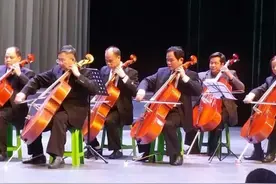 200多把大提琴齐奏，琴声感人，场面震撼壮观，也令人感慨万分图片