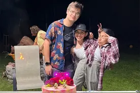 连体姐妹花近况：共用一个身体，姐姐跟男人约会，妹妹不得不陪同图片