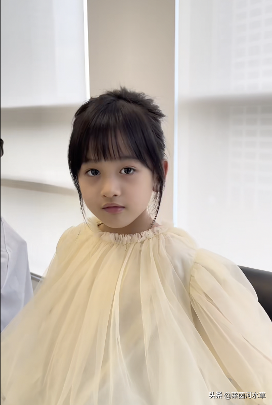 天热了,儿子厚重的齐刘海不长不短的,咋整呀呀?