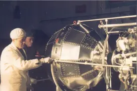 寿命仅有28天的东方红一号，为何遨游太空52年，还未坠入大气层？图片