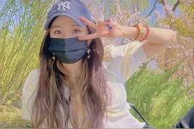 杨幂公园里春游，穿露脐装戴25万大金表，躺草坪上自拍姿势太牛图片