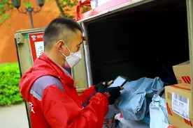 每天送货300件，不仅为工作！42岁快递小哥的战“疫”日常图片