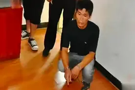 2011年毒父反复用开水浇女儿，社会捐款200万后，母亲争抢抚养权图片