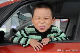 宝妈用这一招，让熊孩子秒变小暖男图片