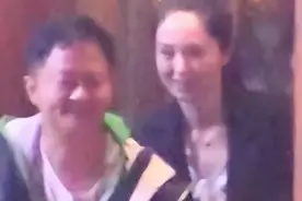 董璇深夜和导演牵手拥抱，想走男方不撒手，其长相普通被指猥琐笑图片