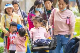 坐稳了，秋千起飞咯！图片