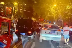 西安现最牛司机 车尾标语3月撞7次！奔驰大G、奥迪都被撞过图片