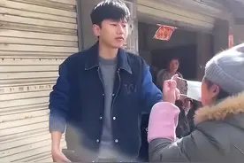 张杰回成都老家拜年，人山人海路被堵死，遭街坊邻里吐槽回不了家图片