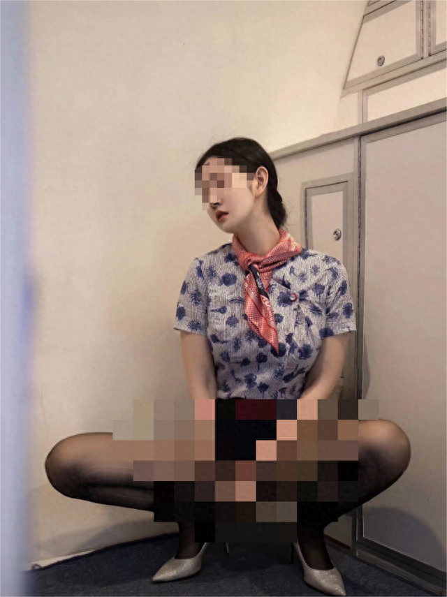空姐机舱内穿情趣内衣拍照，发布称：超级舒服！网友：全脱算了