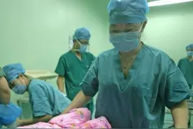 2010年，46岁女老板嫁给小19岁下属，50岁生3胞胎，如今怎么样了图片