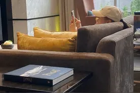 何超莲成都探班窦骁，男方酒店办理入住，身材高大背影帅气图片