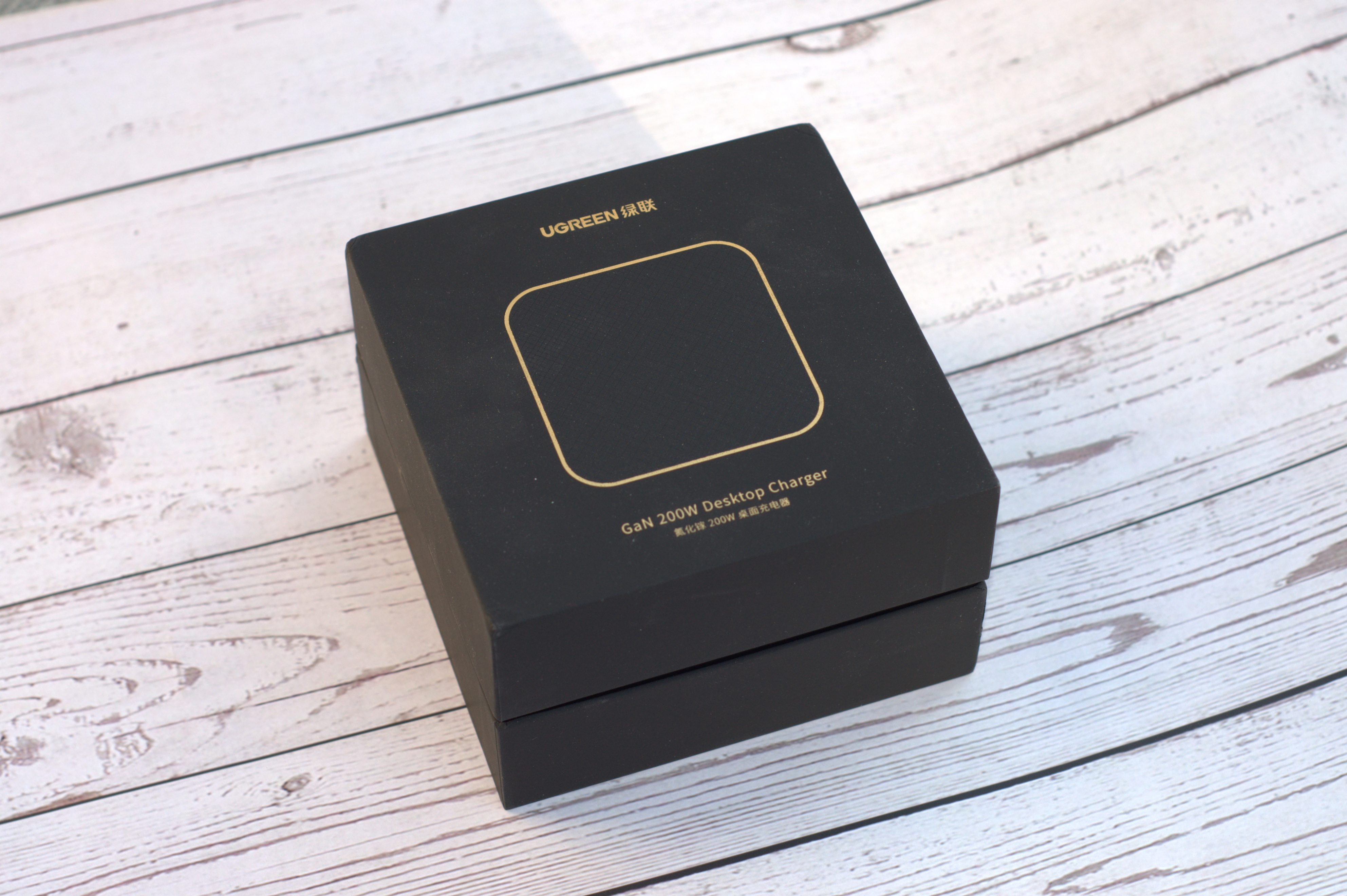 让桌面化繁为简，绿联200W氮化镓充电器就有这个魔法