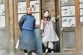 晚清老照片：女囚犯被灌辣椒水，外国女人骑着两个男人笑得很开心图片