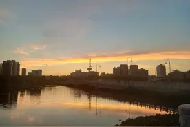 母亲仙逝后，兄弟要求一年回老家聚会一次，我懒得回去逢场作戏图片