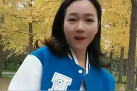 主持人周群公园热舞引争议！扭腰摆胯舞姿大胆，手舞足蹈很兴奋图片