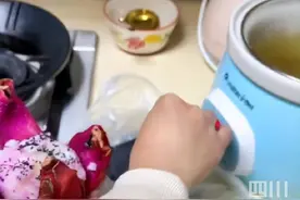 江苏苏州，儿子挑食不爱吃米饭，爸爸把饭伪装成火龙果哄娃吃图片