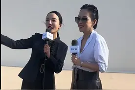 章子怡出席巴黎时装周造型引吐槽，大背头像假发，国际章浪得虚名图片