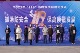 筑牢“安全墙”守护“生命线”丨石嘴山支队消防宣传月配发《中小学安全常识读本》助力校园消防安全图片