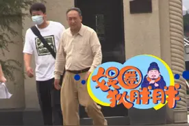 张嘉译做核酸被偶遇，身材臃肿头发花白，因病步履蹒跚太心酸图片