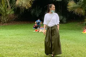 52岁张庭现身新加坡模样大变，身材暴瘦颧骨凸出，头发花白好憔悴图片