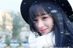 还记得《爱情公寓》里吕子乔前女友佩佩吗？竟是《靠近》原唱图片