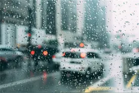 男子考科三遇暴雨冒雨绕车一周 网友：这驾照终身难忘图片