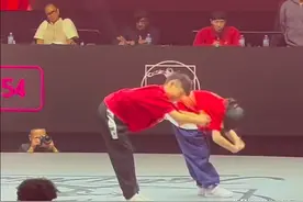 中国小孩哥一战成名！才10岁就在成年组杀疯了，醉拳街舞震撼老外图片