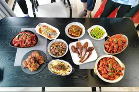 儿子带了8个朋友回家，我做了一桌子硬菜，发朋友圈火了图片