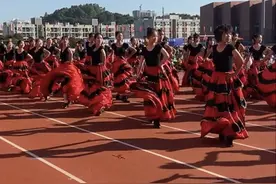 与冠军同行 苏炳添现身广州市执信中学校运会图片