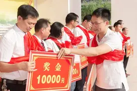校长绩效奖最高,行政人员远超一线教师,老师质疑为何不向一线倾斜图片