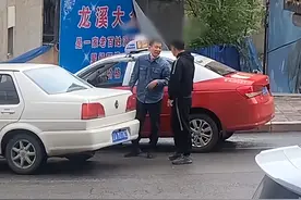 辽宁两司机起争执，互相朝对方脸上吐痰，网友：这是两只羊驼吧？图片