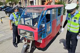 电动三轮车上路需要遵守“3+2”的规定，不能违规载人图片
