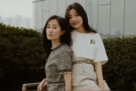 刘敏涛母女同框拍写真，13岁女儿尽显成熟范儿，继承妈妈好身材图片