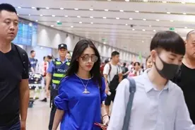 张碧晨太有品了！穿卫衣叠穿不规则t恤，看似随意却很时髦图片
