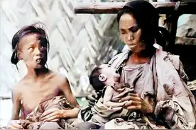 1942河南大饥荒真实影像，曾禁播70年，啃树皮吃野草饿死三百万人图片