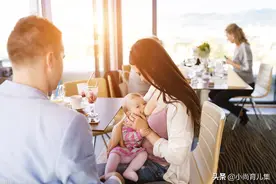 宝妈公交车上当众哺乳，被大妈骂“不要脸”，几句反怼获乘客称赞图片