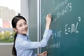 985老师晒工资，这公积金快赶上我一个月工资了图片