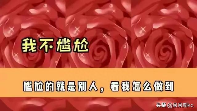 情侣在车厢内激情摸胸亲吻，女子陶醉闭眼享受，引发网友热议！